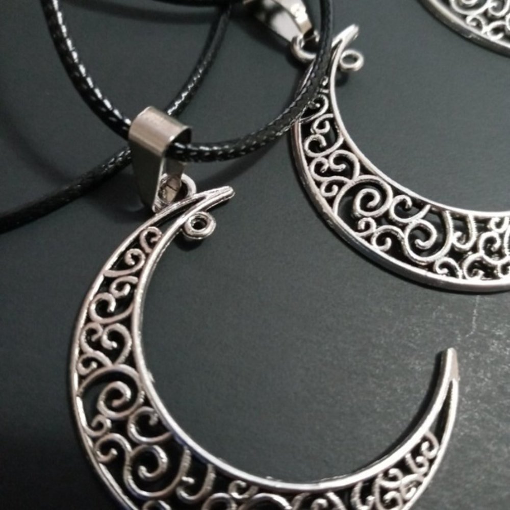 2PK Wolf Howling 🐶 Ancient Silver Full Moon Necklace - Picture 3 of 4